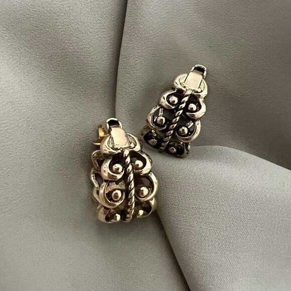 Vintage NEW Avon French Filigree Antique Gold Tone Clip On Hoops Earrings Signed - Picture 7 of 10